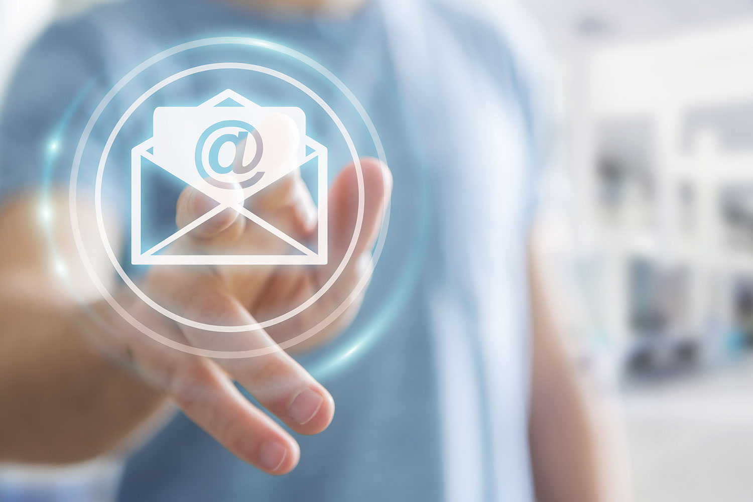 Geschäftsmann berührt  E-Mail Icon mit seinem Finger