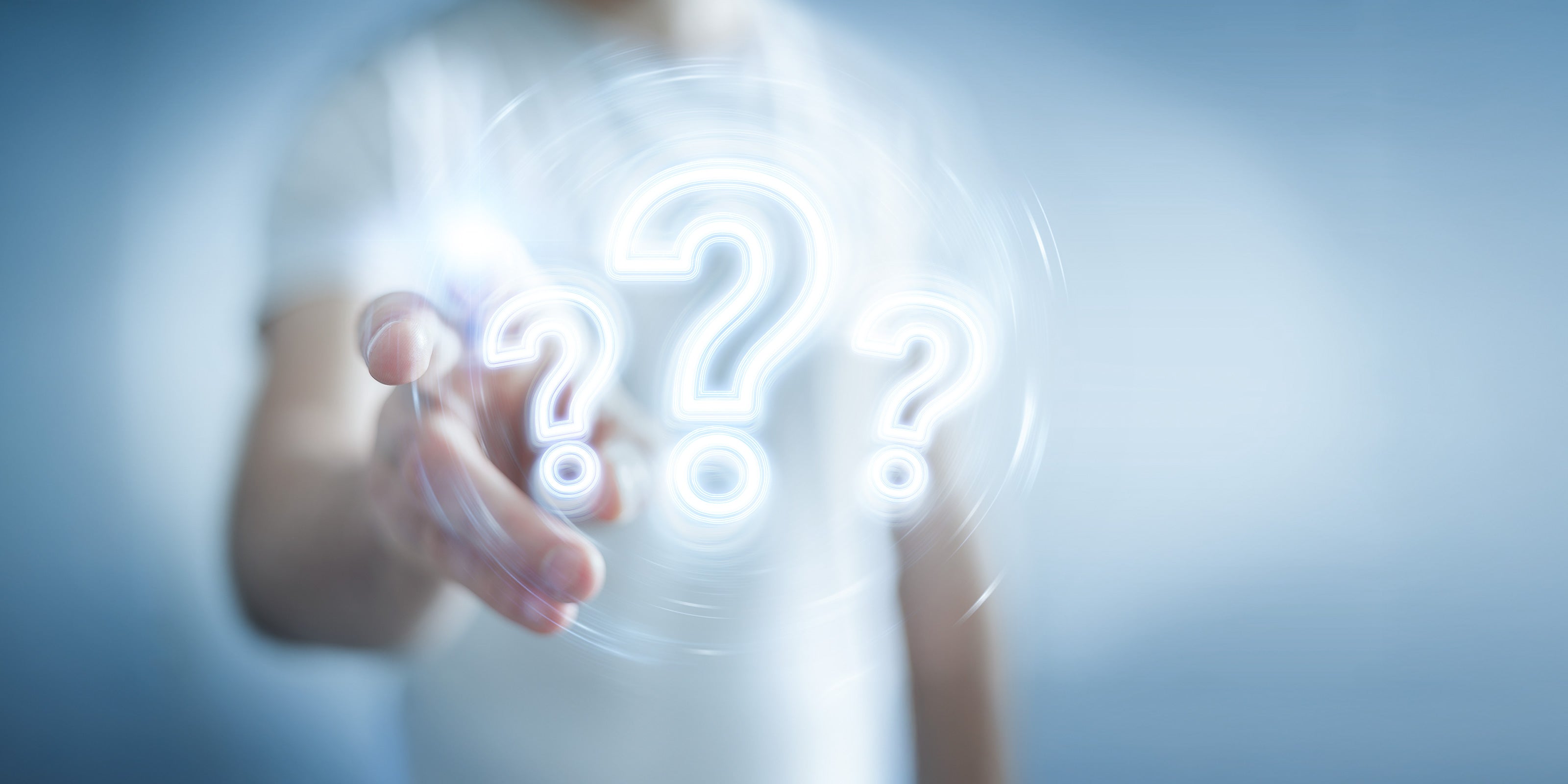 Mann mit holografischer Schnittstelle für digitale Fragezeichen