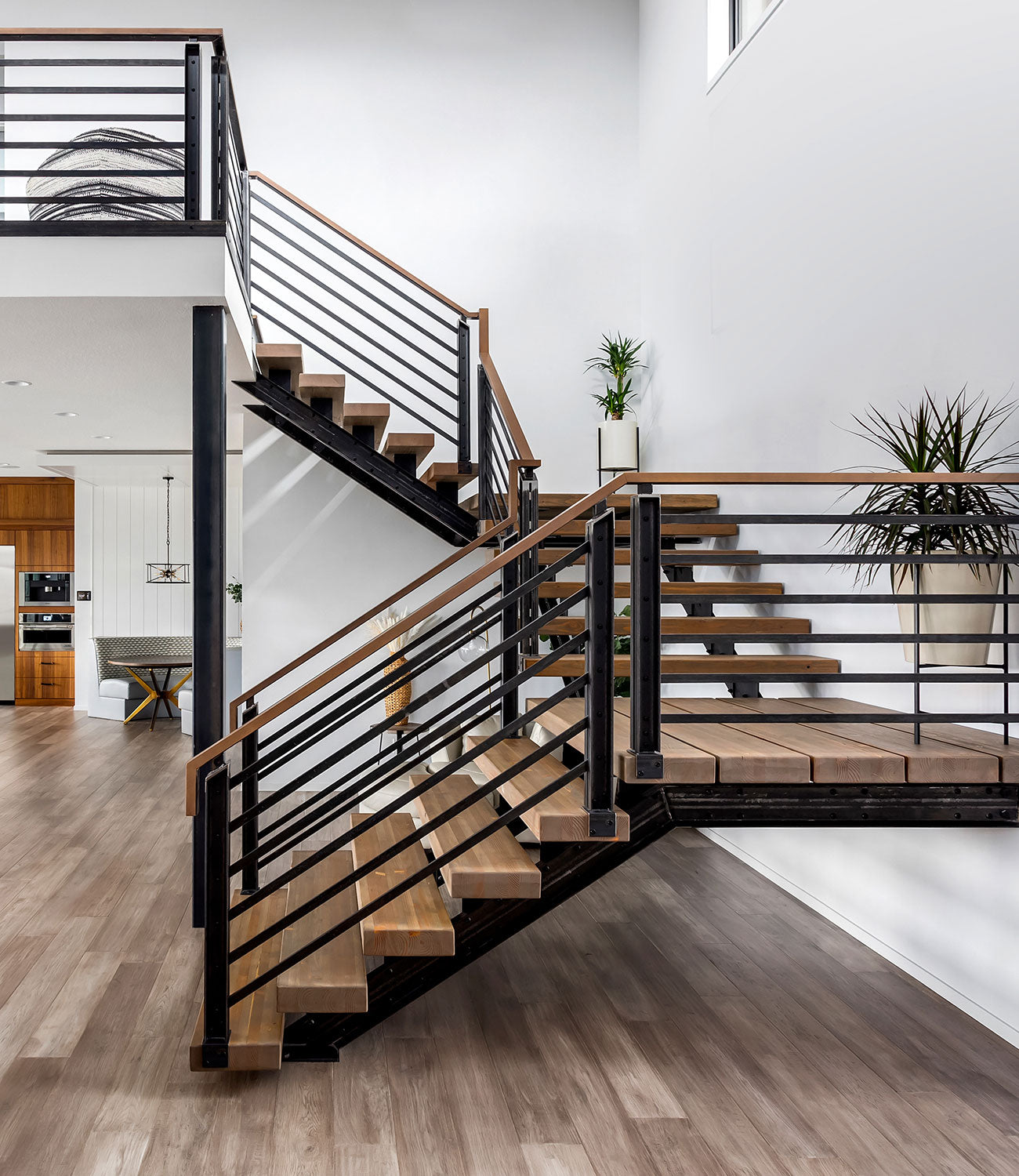 Ein modernes Zuhause mit einer eleganten Treppe und stilvollen Holzböden.