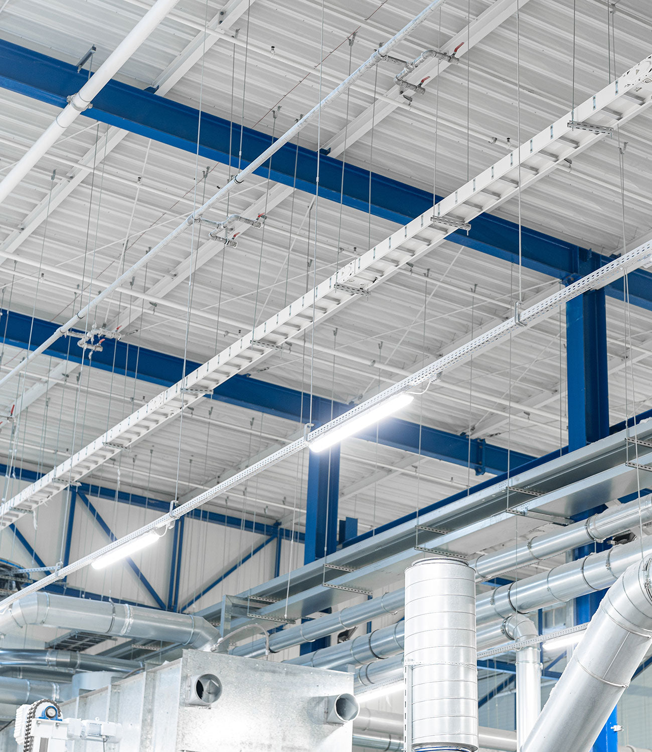Ein grosses Industriegebäude mit zahlreichen Rohren und Leitungen, das eine komplexe Infrastruktur zeigt.