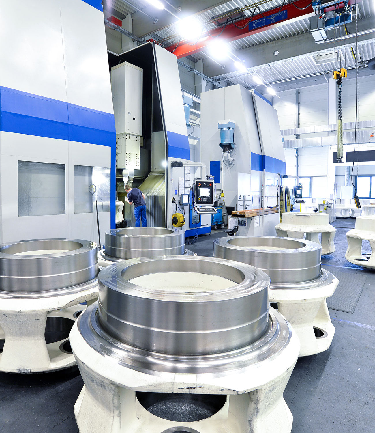 Eine grosse Maschine mit mehreren grossen Metallzylindern, die in einer industriellen Umgebung platziert ist.