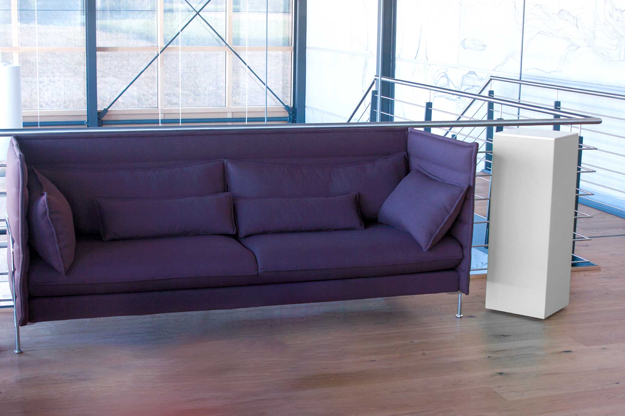 Akustiksäule neben einem Sofa