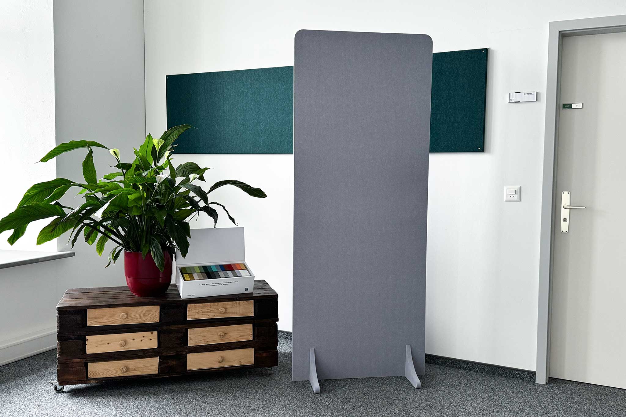 Büro mit Trennwand Floor und Wandpaneel Pin