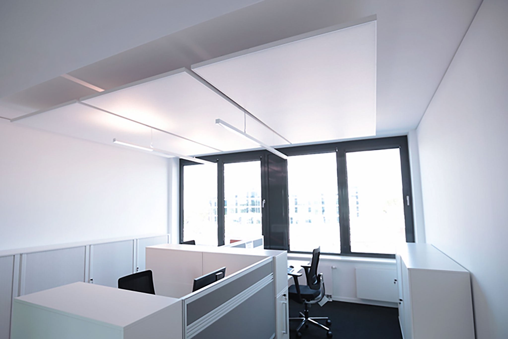 Akustikdeckensegel hängend an einer Decke montiert in einem Büro
