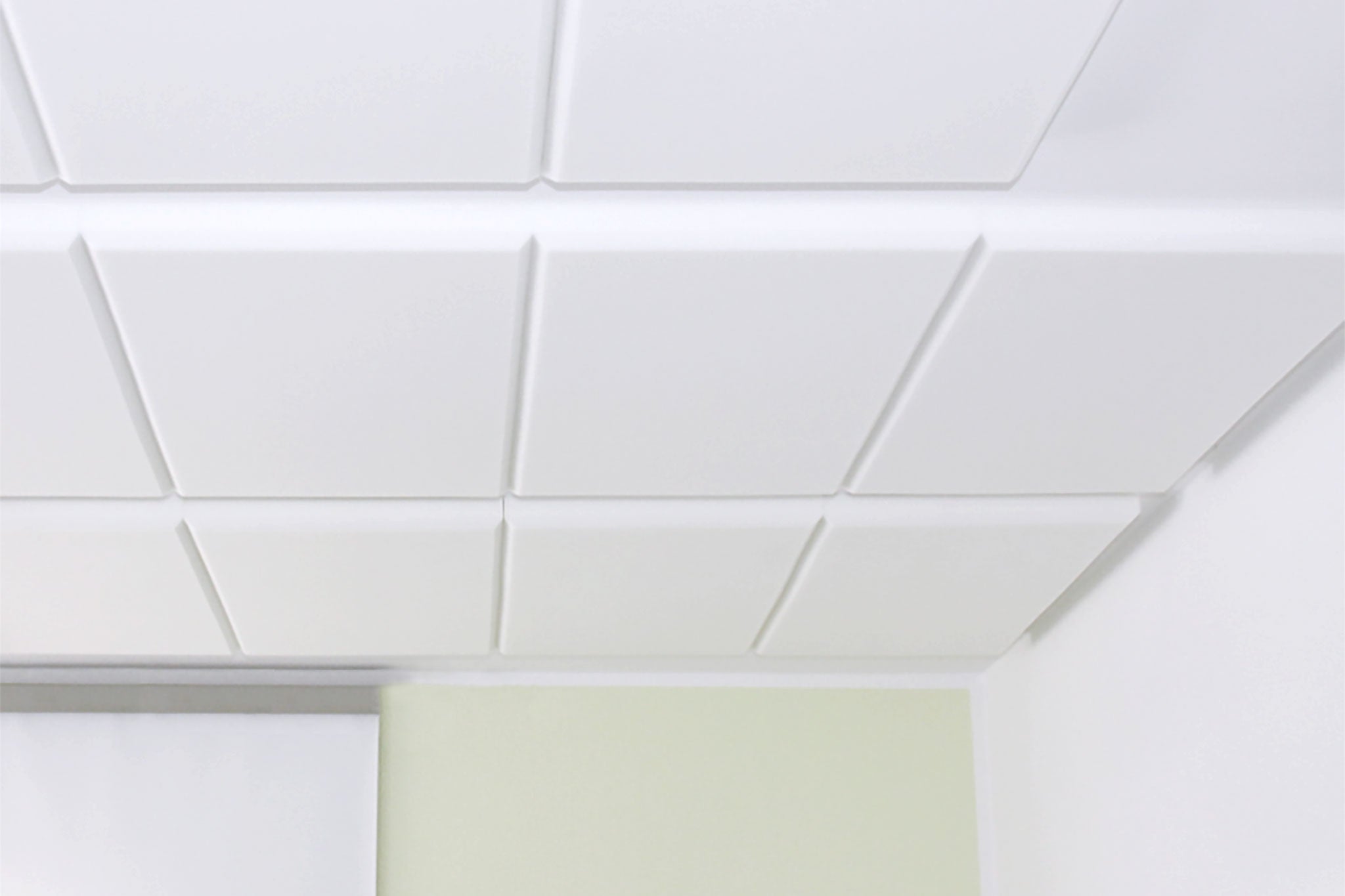 Akustikplatten gefast an Decke montiert
