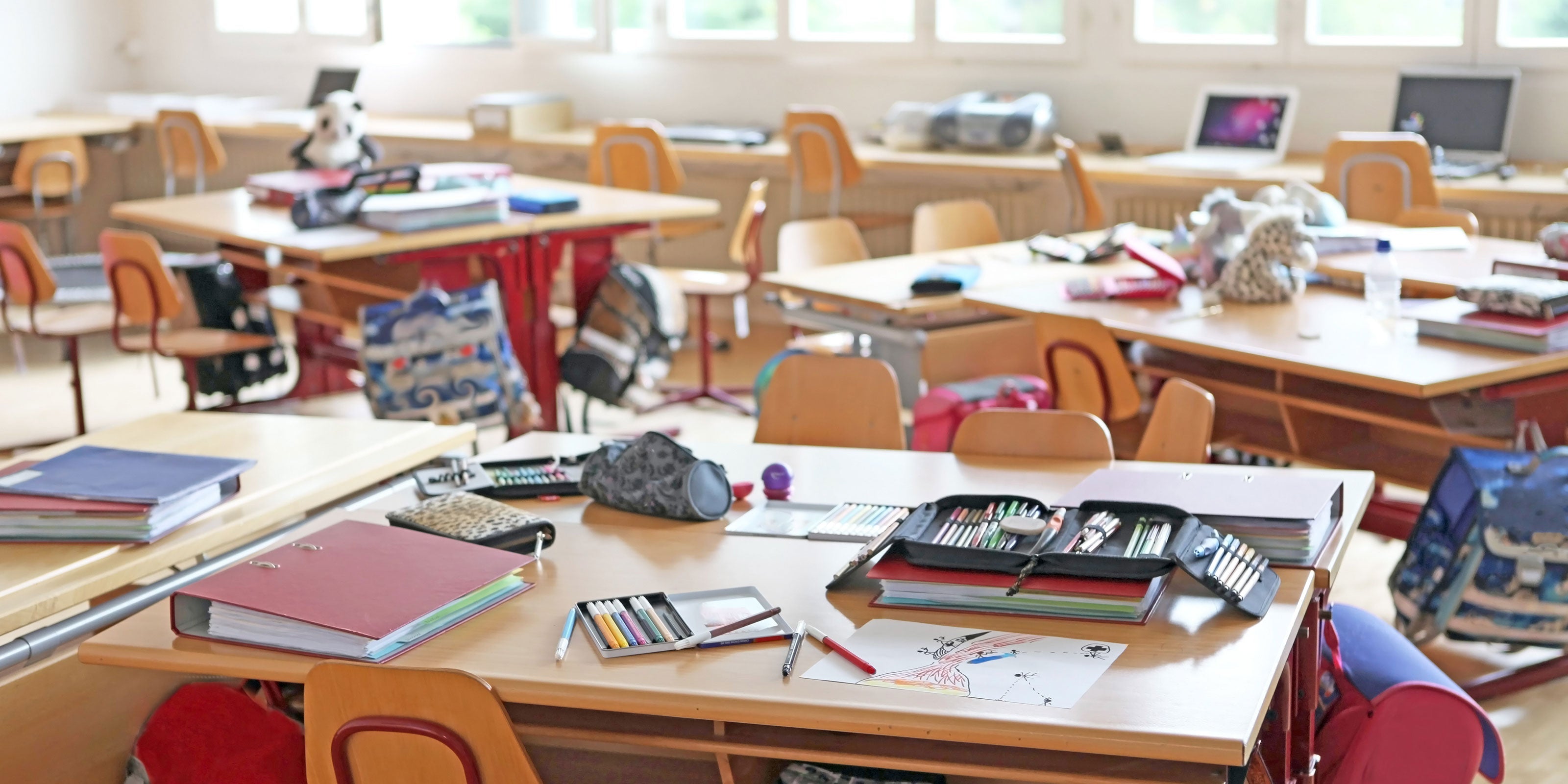 kita, schule, raum, tische, stuehle, schulmaterial