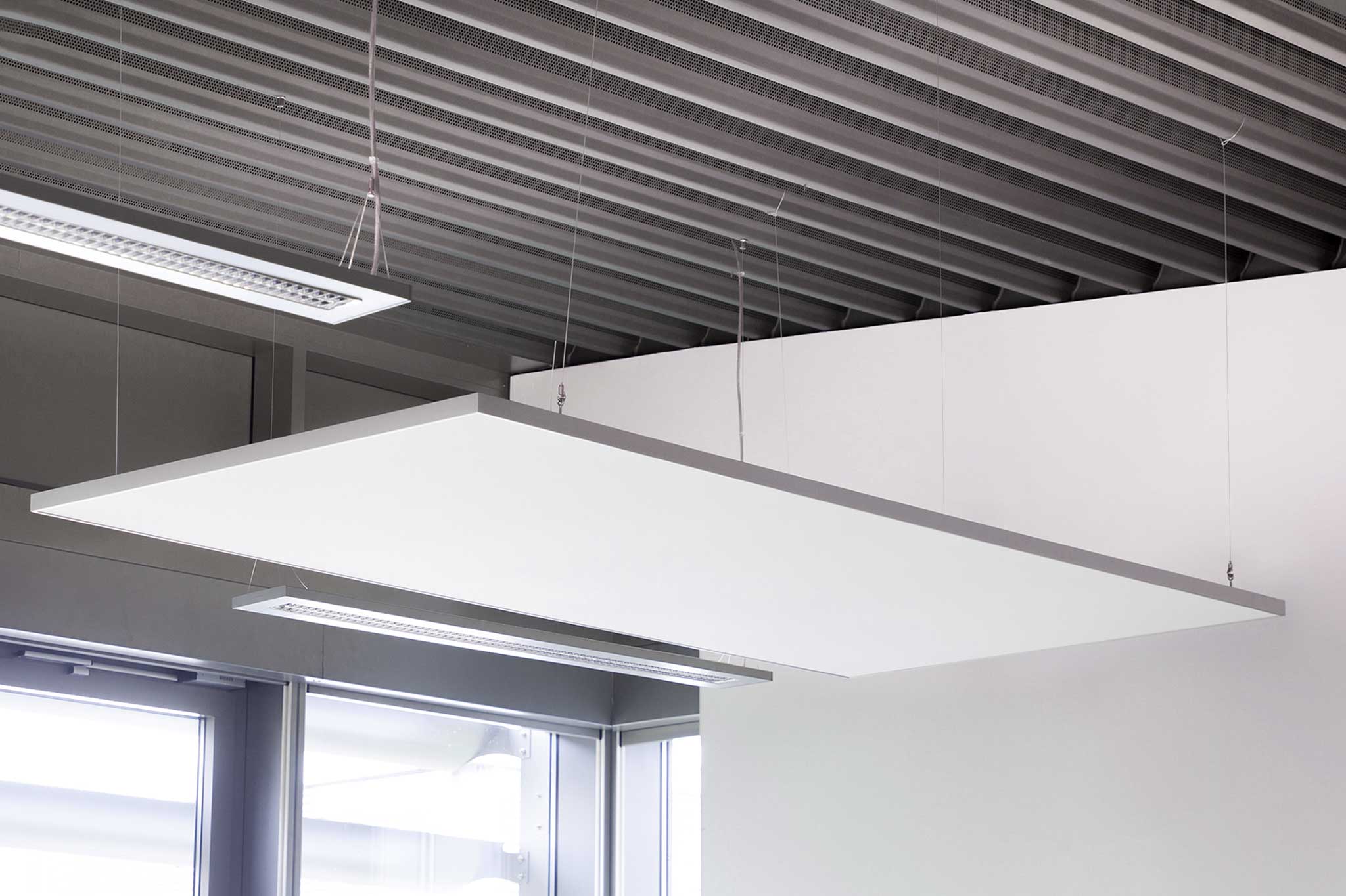 Akustikdeckensegel mit Drahtseilaufhängung in einem Büro