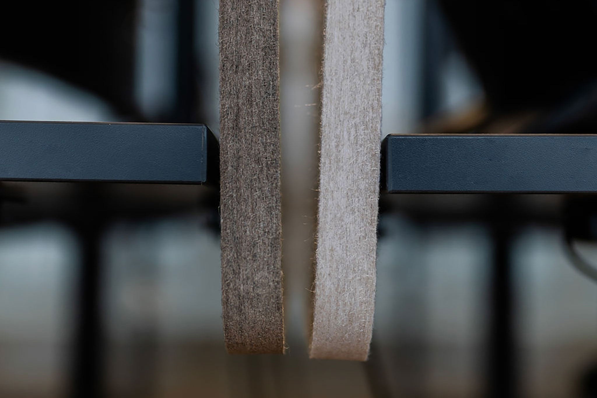 Nahaufnahme von Schreibtischabsorbern, die an Schreibtischplatten befestigt sind.